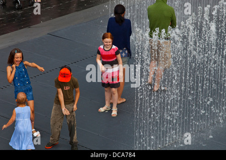 Le persone che giocano in che figurano camere, Interactive fontane ad acqua, South Bank di Londra, Inghilterra Foto Stock