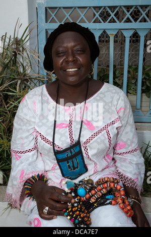La donna senegalese di vendita collane di perle, isola di Goree, Senegal. Foto Stock