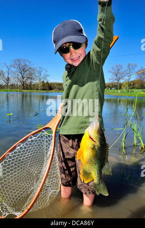 Giovane ragazzo di pesca in un stagno di Pennsylvania Foto Stock