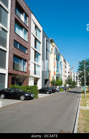 Sistemazione di moderne case a schiera nel quartiere Mitte di Berlino Germania Foto Stock