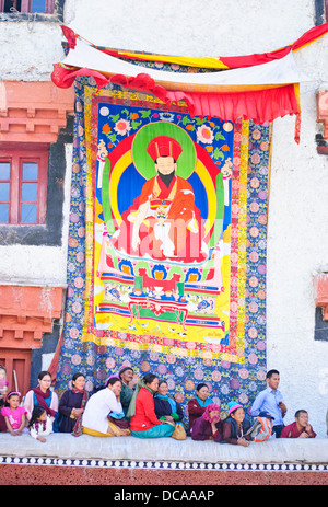 Enorme Thangka pendere dalla parete del monastero di Hemis edificio durante il festival Foto Stock