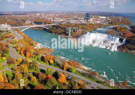 Scenic vista aerea di Americano delle Cascate del Niagara e il fiume con un ponte di arcobaleno il collegamento di Ontario e lo stato di New York Foto Stock