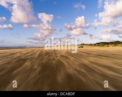 dh Ninety Mile Beach AHIPARA NEW ZEALAND Wind Blowing Sand storm beach dunes auto sulla strada costiera isola nord Foto Stock