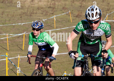 Tre ragazzi in Verde Welwyn maglie competere in un ciclocross Foto Stock