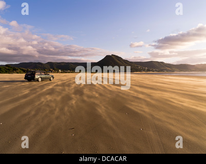 dh Ninety Mile Beach AHIPARA NEW ZEALAND Auto sulla sabbia spiaggia strada costiera luce tramonto sera Foto Stock