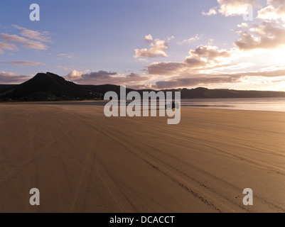 Dh Ninety Mile Beach AHIPARA NUOVA ZELANDA spiaggia di sabbia auto strada costiera di sera la luce del tramonto Foto Stock