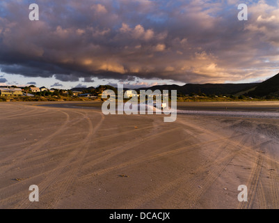Dh Ninety Mile Beach AHIPARA NUOVA ZELANDA guida auto nel fiume spiaggia sabbiosa di sera la luce del tramonto northland Foto Stock