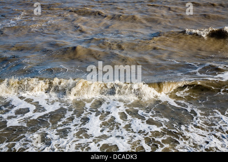 Increspato Mare del Nord ad alta marea di onde che si infrangono Foto Stock