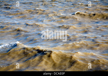 Marrone increspato mare portando i sedimenti in sospensione Dovercourt Harwich Essex Inghilterra Foto Stock