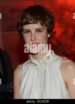 Berlino, Germania. 13 Ago, 2013. Swiss attrice Carla Juri arriva alla dopo la festa per la premiere del film 'Feuchtgebiete' ('Zone Umide") presso il Club Gretchen a Berlino, Germania, 13 agosto 2013. Il film anteprime in tedesco cinema il 22 agosto 2013. Foto: Jens Kalaene/dpa/Alamy Live News Foto Stock