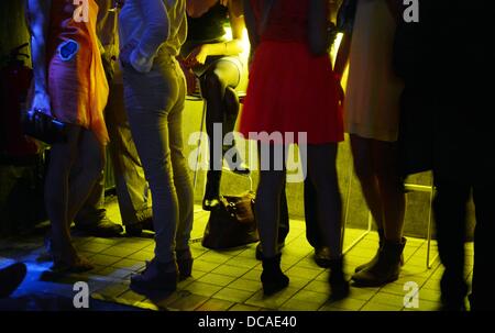 Berlino, Germania. 13 Ago, 2013. Le persone che frequentano il dopo essere partito per la premiere del film 'Feuchtgebiete' ('Zone Umide") presso il Club Gretchen a Berlino, Germania, 13 agosto 2013. Il film anteprime in tedesco cinema il 22 agosto 2013. Foto: Jens Kalaene/dpa/Alamy Live News Foto Stock