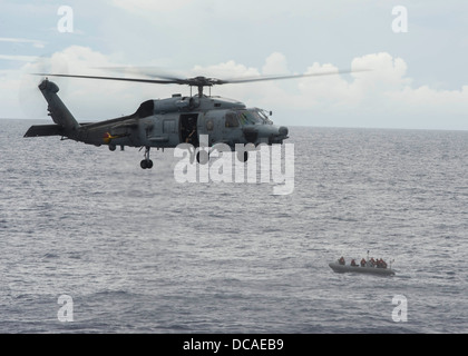 Una SH-60B Seahawk elicottero assegnato all'scorpioni di elicottero Anti-Submarine Squadron (HSL) 49 si prepara a condurre un elicottero cast off ed esercizio di recupero con il Arleigh Burke-class guidato-missile destroyer USS Preble (DDG 88). Preble è su P Foto Stock