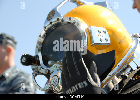 Navy Diver 2a classe James Shafer, assegnati alla riserva di salvataggio sottomarino il comando, controlli la sua KM-37 casco prima di un allenamento e r Foto Stock