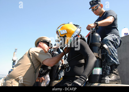 Navy Diver Chief Jeff poteri assegnati alla riserva di salvataggio sottomarino comando, esegue controlli di sicurezza su Navy Diver 2a classe James Foto Stock