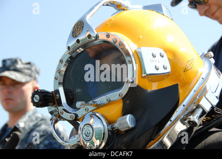 Navy Diver 2a classe James Shafer, assegnati alla riserva di salvataggio sottomarino il comando, controlli la sua KM-37 casco prima di un allenamento e r Foto Stock