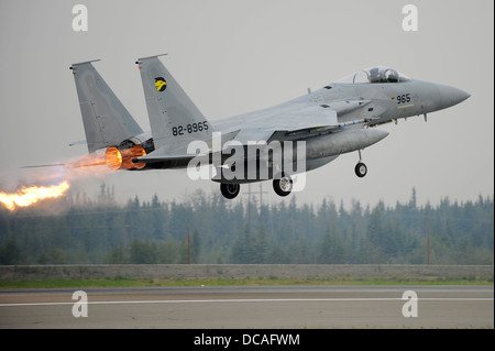 Un Japan Air Self Defense Force F-15 Eagle decolla durante la bandiera rossa-Alaska 13-3 il Agosto 9, 2013, Eielson Air Force Base in Alaska. La F-15 dispone di sistemi elettronici e armi per rilevare, acquisire, via e un attacco aereo nemico durante il funzionamento in un amichevole o e Foto Stock