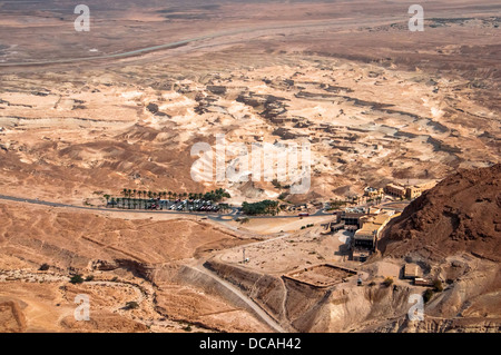 Località turistica nel deserto Judaean alla base della montagna sono stati Masada fortezza fu costruita da Erode il Grande Foto Stock