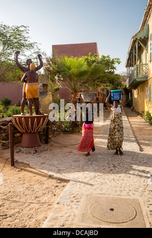 Le donne che trasportano acqua passato statua commemora la fine della schiavitù, isola di Goree, Senegal. Foto Stock