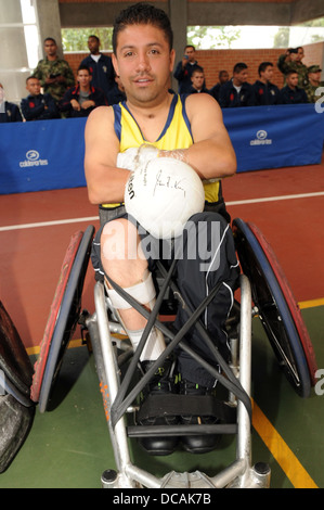 Sedia a rotelle colombiano giocatore di rugby mostra ha firmato la sfera Foto Stock