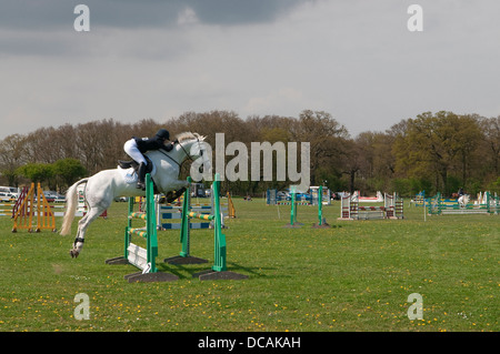 Giovani femmine rider durante il salto della concorrenza a Suffolk Horse Show. Ipswich Showgrounds, Suffolk, Regno Unito. Foto Stock