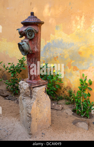 Vecchio idrante di fuoco su una strada residenziale, isola di Goree, Senegal. Foto Stock