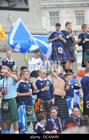 Trafalgar Square, Londra, Regno Unito. Il 14 agosto 2013. Le bandiere e kilts come Scozia fans assemblare prima tonights amichevole con Inghilterra a Wembley. Matteo Chattle/Alamy Live News Foto Stock