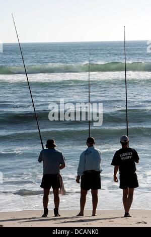 Le persone sono raffigurate la pesca sulla spiaggia dell'Oceano Atlantico vicino a Torra Bay Resort sulla costa dello scheletro in Skeleton Coast National Park, la Namibia, il 15 dicembre 2010. Foto: Tom Schulze Foto Stock