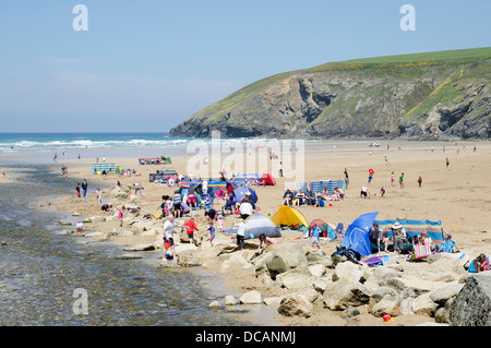 Famiglie sulla spiaggia di Mawgan Porth in Cornwall, Regno Unito Foto Stock