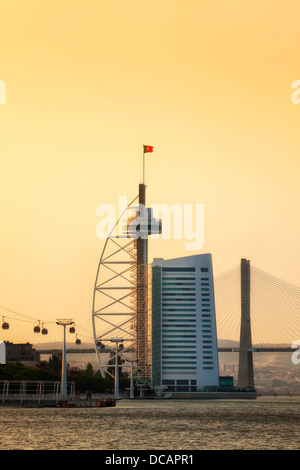 Lisbona, torre Vasco da Gama e il ponte, funivia e una miriade di hotel al crepuscolo Foto Stock