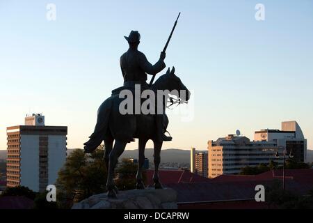 Vista del Reiterdenkmal (monumento equestre) nella parte anteriore dell'Alte Feste (Vecchia Fortezza) a Windhoek, Namibia, 18 dicembre 2010. Foto: Tom Schulze Foto Stock