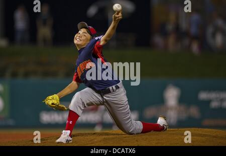 Agosto 13, 2013 - Aberdeen, Maryland, Stati Uniti - Il Giappone Kosuke Morimoto piazzole durante la sua 12 prestazioni strikeout durante il Giappone contro il Messico gioco al Cal Ripken World Series di Aberdeen, Maryland il 13 agosto 2013. Il Giappone ha sconfitto il Messico 5-0. Morimoto è andato la distanza per la shutout. (Credito Immagine: © Scott Serio/eclipse/ZUMAPRESS.com) Foto Stock