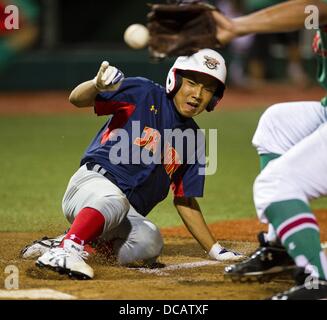 Agosto 13, 2013 - Aberdeen, Maryland, Stati Uniti - Il Giappone Akito Shozu scorre in modo sicuro in casa su un selvaggio passo durante il Giappone contro il Messico gioco al Cal Ripken World Series di Aberdeen, Maryland il 13 agosto 2013. Il Giappone ha sconfitto il Messico 5-0. (Credito Immagine: © Scott Serio/eclipse/ZUMAPRESS.com) Foto Stock