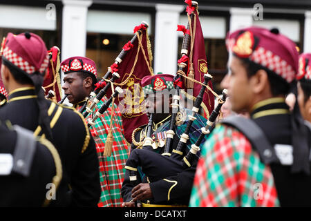 Buchanan Street, Glasgow centro città, Scozia, Regno Unito, Mercoledì, 14 agosto, 2013. La Royal Guard of Oman Pipe Band suona in Piping Live!, il Glasgow International Piping Festival, un evento che celebra il suo decimo compleanno. Il Campionato Mondiale Pipe Band si svolge a Glasgow sabato e domenica 17 e 18 agosto 2013. Foto Stock