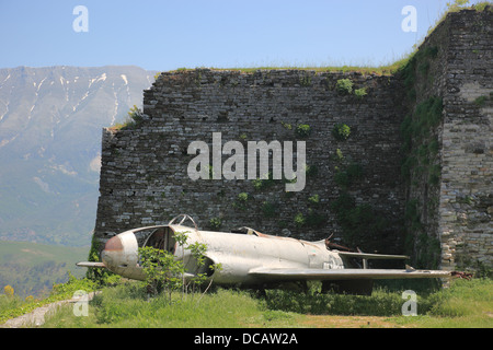 Città di Argirocastro, Gjirokastër, Argirocastro, Albania, un sito Patrimonio Mondiale dell'Unesco, il castello con la american Lockheed T-3 Foto Stock