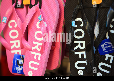 Il flip flop con l'isola greca di Corfù su di essi in vendita al di fuori di negozi nella città di Corfù Foto Stock