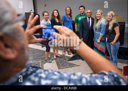 L'amministratore della NASA Charles Bolden parla con il programma GLOBE, concentrandosi sull'iniziativa globale per l'educazione alle scienze ambientali. Il programma mette in contatto gli studenti con la raccolta di dati per aiutare la ricerca ambientale. Foto Stock
