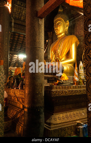 Elk209-1341v Laos Luang Prabang, Wat Xieng Thong, sim interno, la figura del Buddha Foto Stock