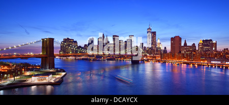 La parte inferiore di Manhattan dal di sopra della East River in New York City. Foto Stock