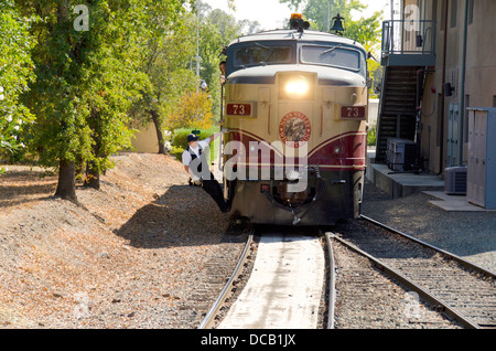 Stati Uniti, California, Napa Valley Wine Train in una stazione ferroviaria. Foto Stock