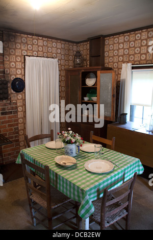 Cucina in bilocale baracca dove Elvis Presley nacque e dove ha vissuto fino all'età di 13 in Tupelo Mississippi USA Foto Stock