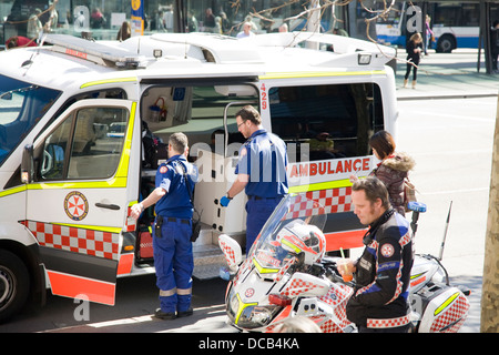 Servizio ambulanza del New South Wales di rispondere ad una chiamata di emergenza a sydney, Australia Foto Stock