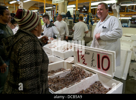 Pescivendolo al Mercato del Pesce di Billingsgate, Isle of Dogs, London, England, Regno Unito Foto Stock