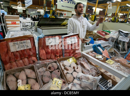 Pescivendolo al Mercato del Pesce di Billingsgate, Isle of Dogs, London, England, Regno Unito Foto Stock