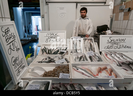 Pescivendolo al Mercato del Pesce di Billingsgate, Isle of Dogs, London, England, Regno Unito Foto Stock