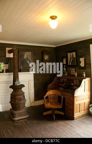 Desk del fondatore Jack Daniel dentro la sua originale di Office a Jack Daniel's distilleria di Lynchburg Tennessee USA Foto Stock