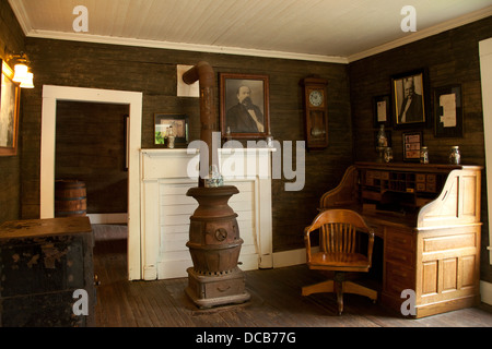 Desk del fondatore Jack Daniel dentro la sua originale di Office a Jack Daniel's distilleria di Lynchburg Tennessee USA Foto Stock