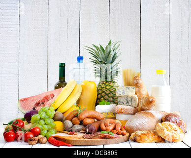 Varietà di prodotti alimentari frutta verdura carne formaggio e pane Foto Stock