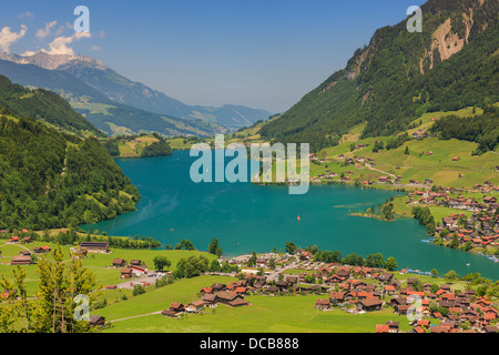 Vista su Lungern e il Lago prese dal Pass Brunig, Svizzera Foto Stock