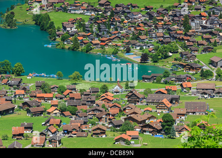 Vista su Lungern e il Lago prese dal Pass Brunig, Svizzera Foto Stock