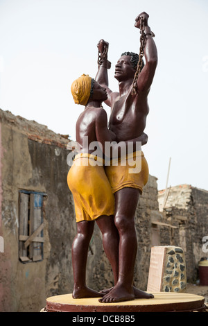 Statua commemora la fine della schiavitù, isola di Goree, Senegal. Foto Stock